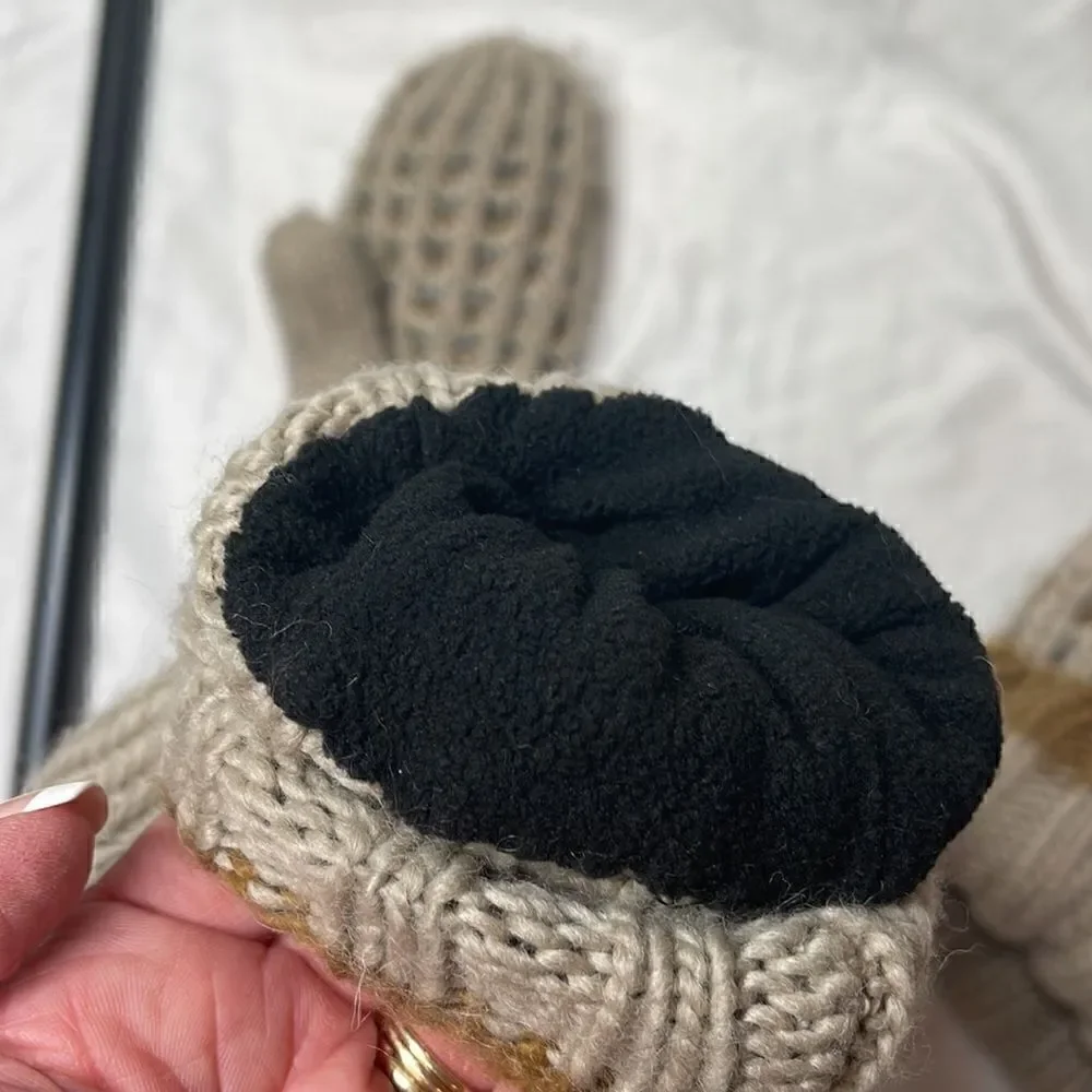 Roots Canada‎ Beige/Tan Chunky Knit Pom Pom Wool Blend Hat And Mittens.